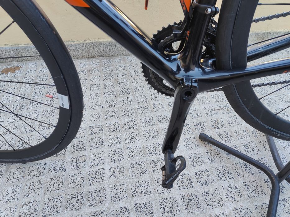 Bicicleta de estrada em carbono KTM