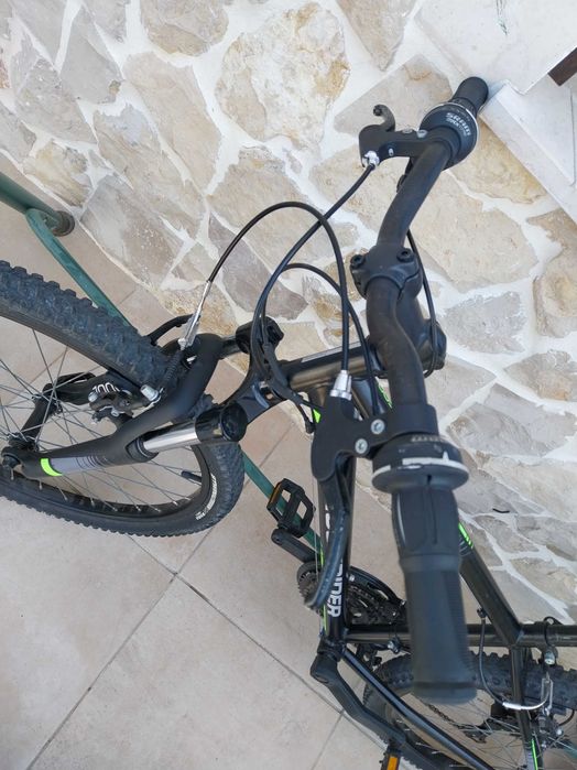Bicicleta roda 24 em bom estado tem algumas marcas de uso.
