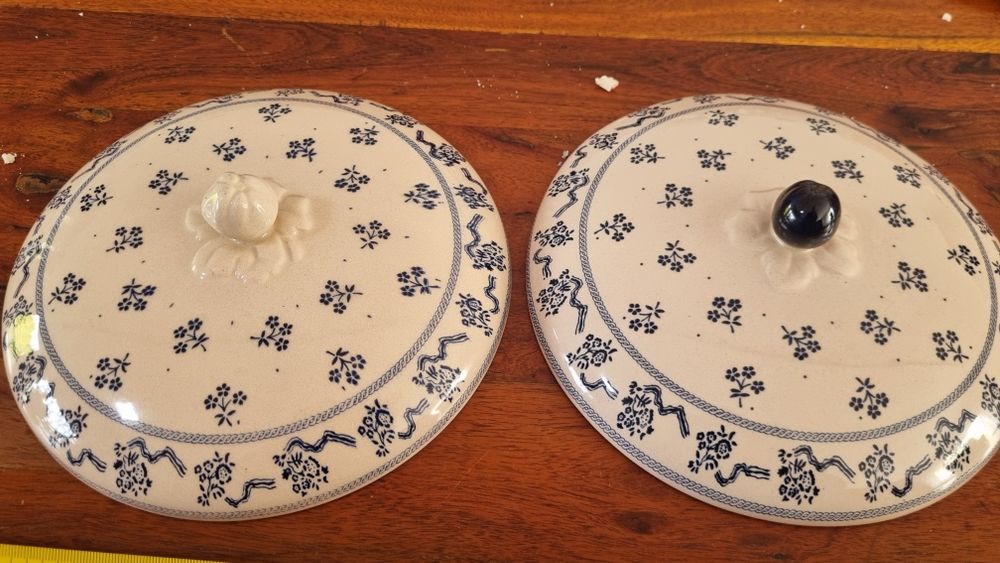 Dwie porcelanowe przykrywki do garnków wazy