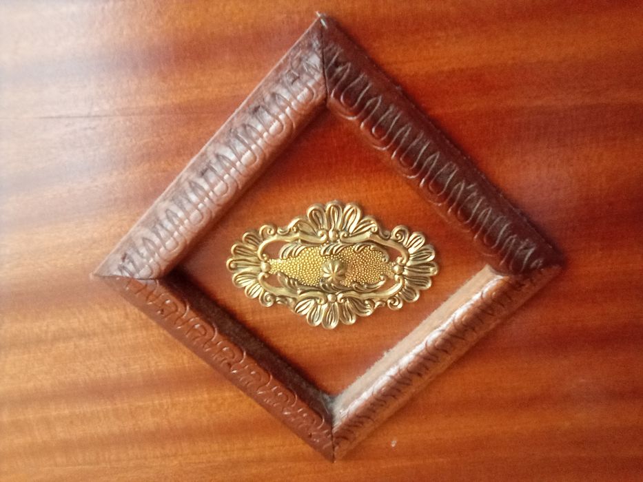 Baú de madeira com aplicações douradas