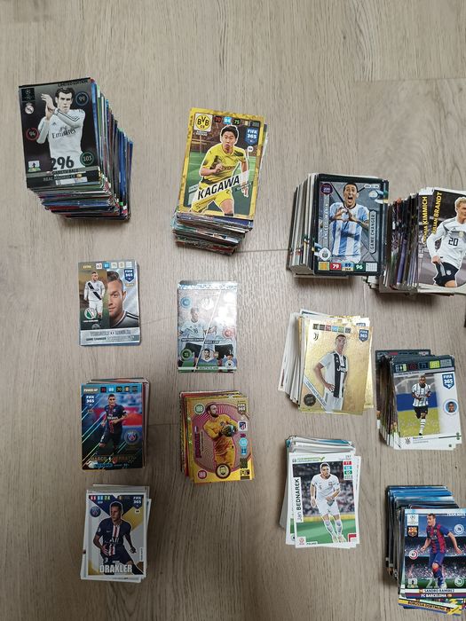 Karty piłkarskie na sprzedaż z różnych kolekcji