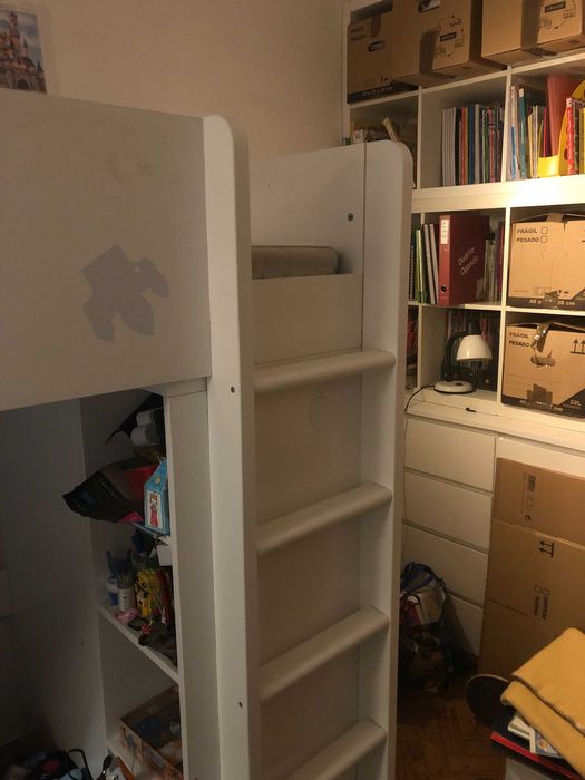 Cama alta modelo Smastad, do IKEA, com secretária e armário