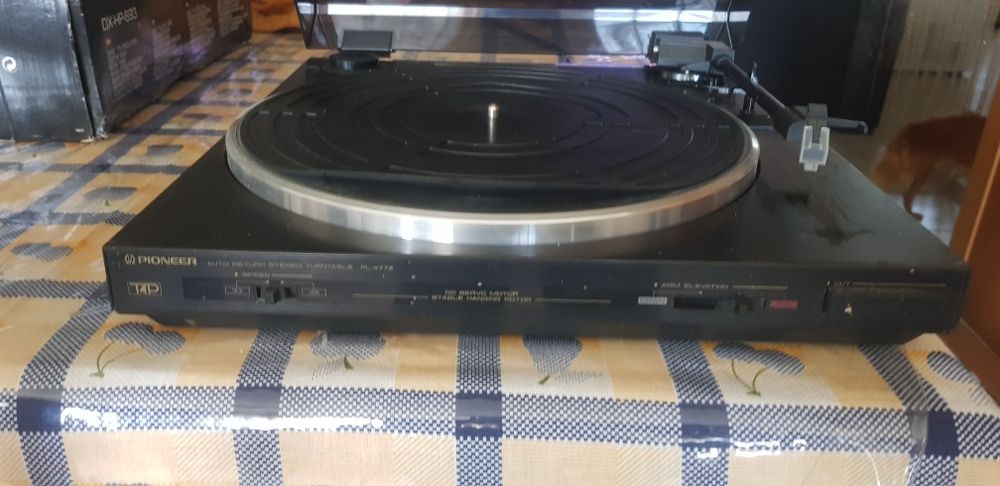Aparilhagem pionner com gira discos, trabalha com rádio