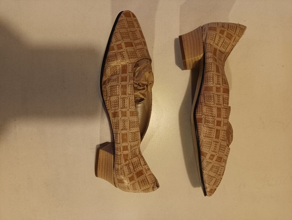 Sapatos rasos em creme/bege,de marca Exclusive