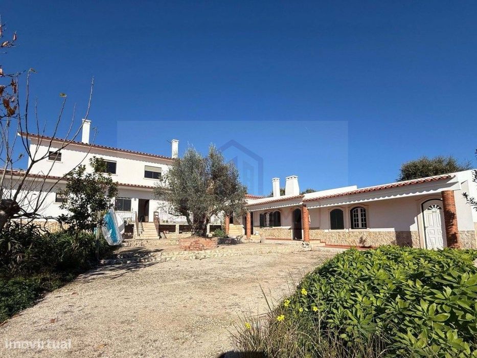 Moradia individual com anexos, piscina, armazéns e terreno