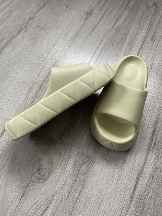 Шльопанці жіночі