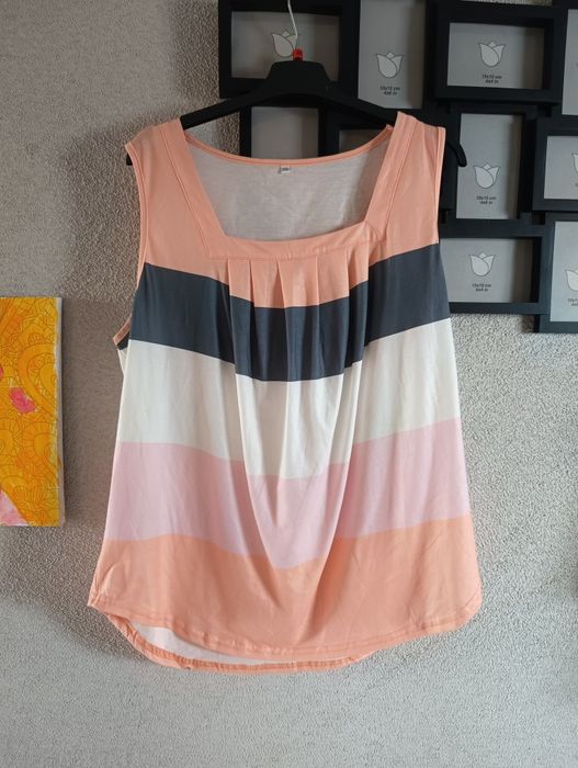 Bluzka damska w bardzo dobrym stanie. Rozmiar 2XL 44
Długość całkowita 68 cm
Szerokość pod pachami 58 cm X2 
Zapraszam
#tshirt
#tshirtdamski
#bluzka
#