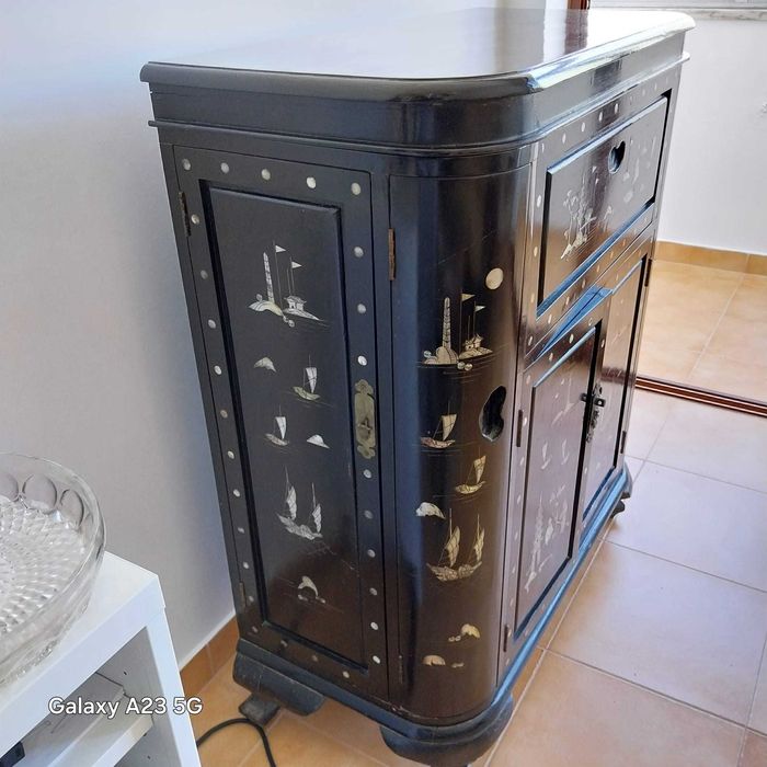 Bar pau preto com incrustações de madrepérola