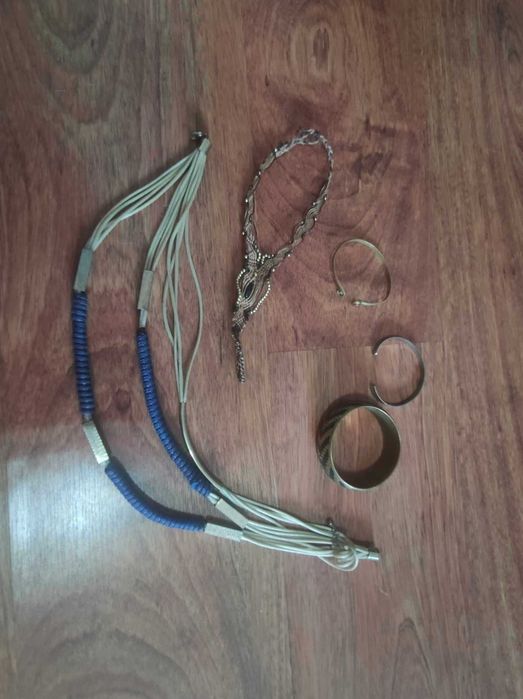 Joias (um colar, 3 pulseiras, uma joia para os pés)