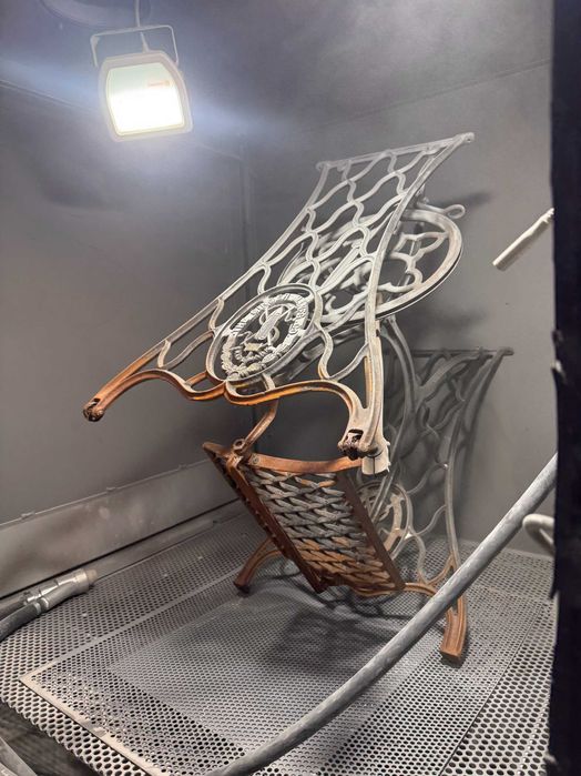 Decapagem e restauro de peças/objetos.