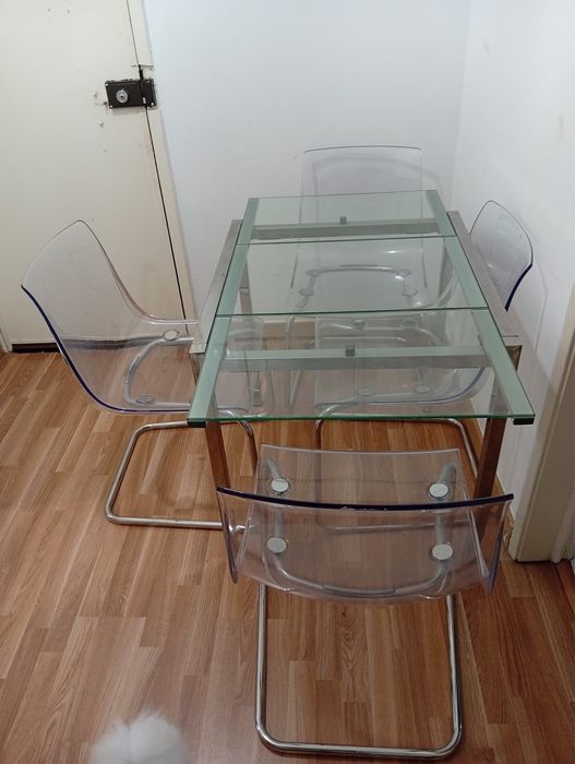 Mesa de vidro e cadeira acrilica