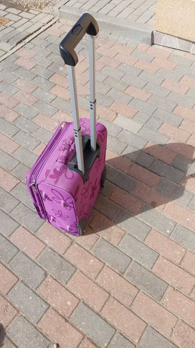 Walizka fioletowa sprawna 52x35x25cm średniej wielkości