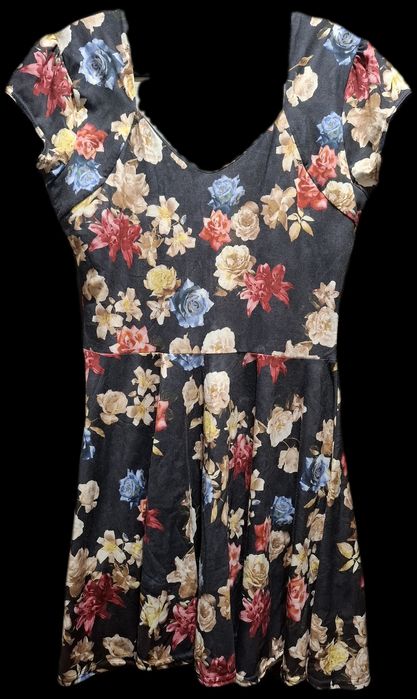 Sukienka w kwiaty Boohoo rozm. 44