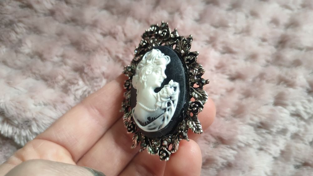 Broszka z kamea kobieta kobieca duża elegancka piękna dla kobiety