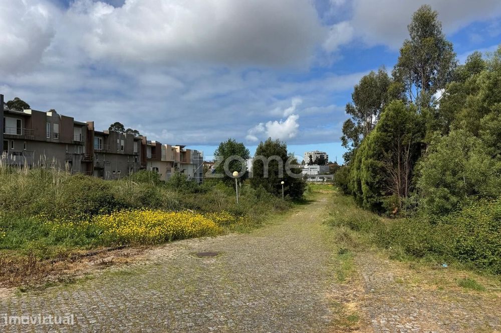 Lote de terreno, para construção de moradia, em Santa Maria de Lamas