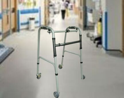 Ходунки для пожилых людей.