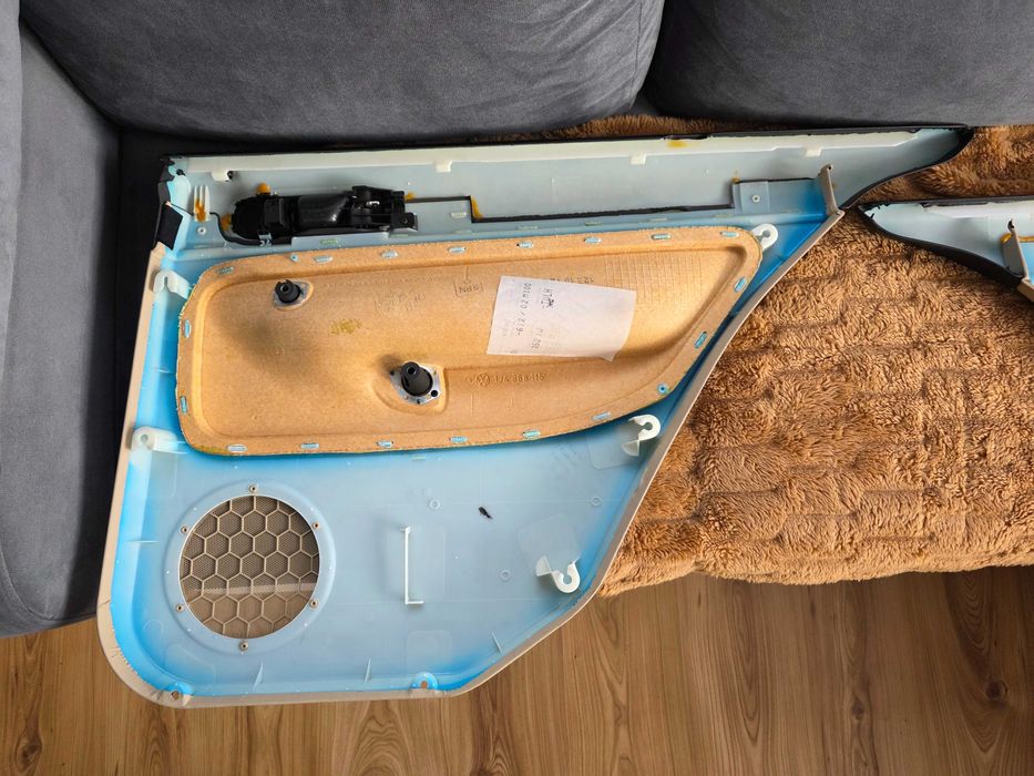 Tylne skórzane boczki drzwi do VW Bora sedan - jasne beżowe