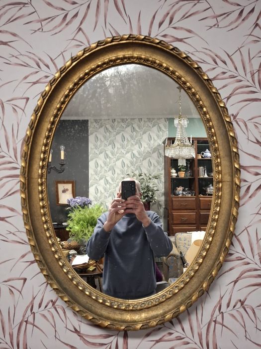 Espelho oval dourado antigo.