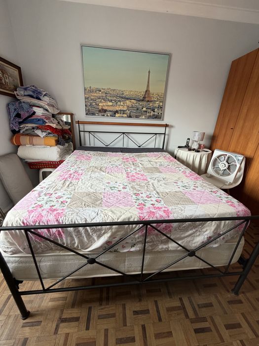 Cama casal em ferro com 2 colchões