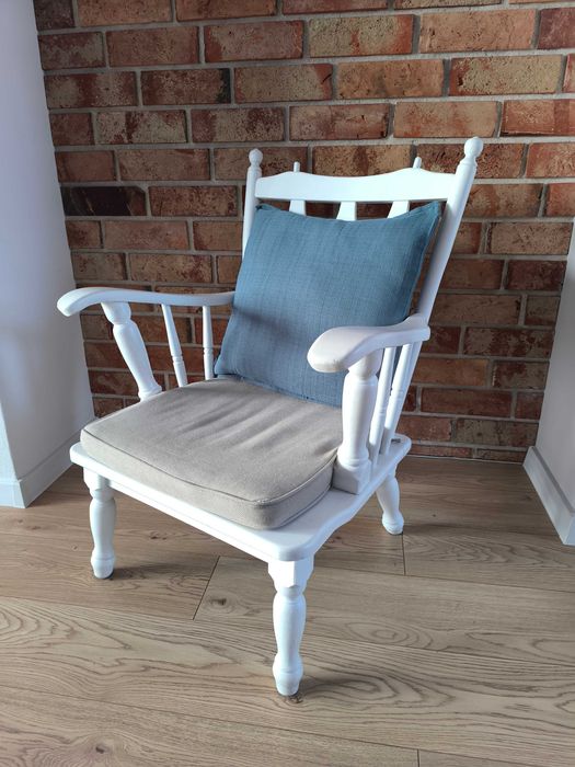 Fotele drewniane, retro, bielone