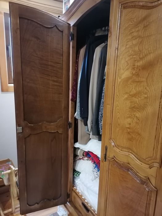 Roupeiro de 4 portas madeira maciça castanho está como novo.