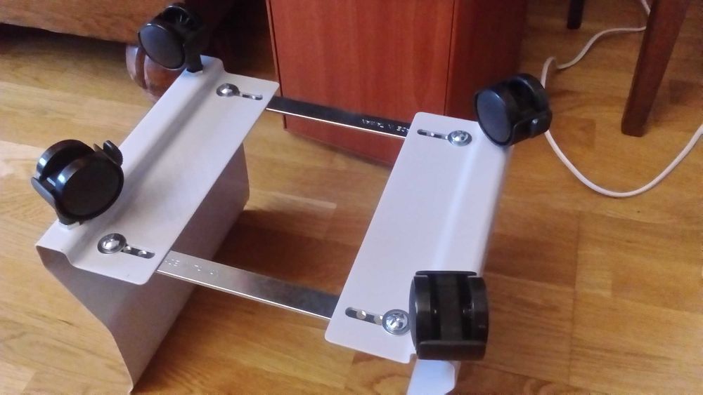Podstawa na kółkach pod komputer