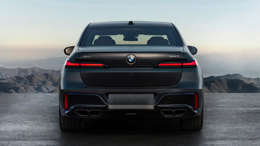 BMW Seria 7 Sedan czarny od tyłu