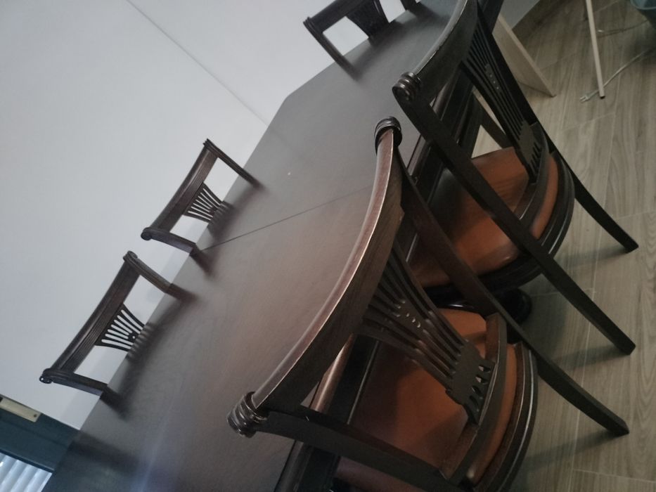 Mesa com 6 cadeiras