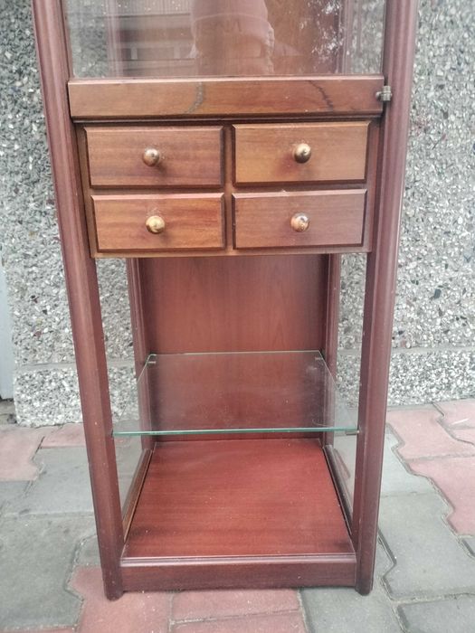 zegar stojący z witryną