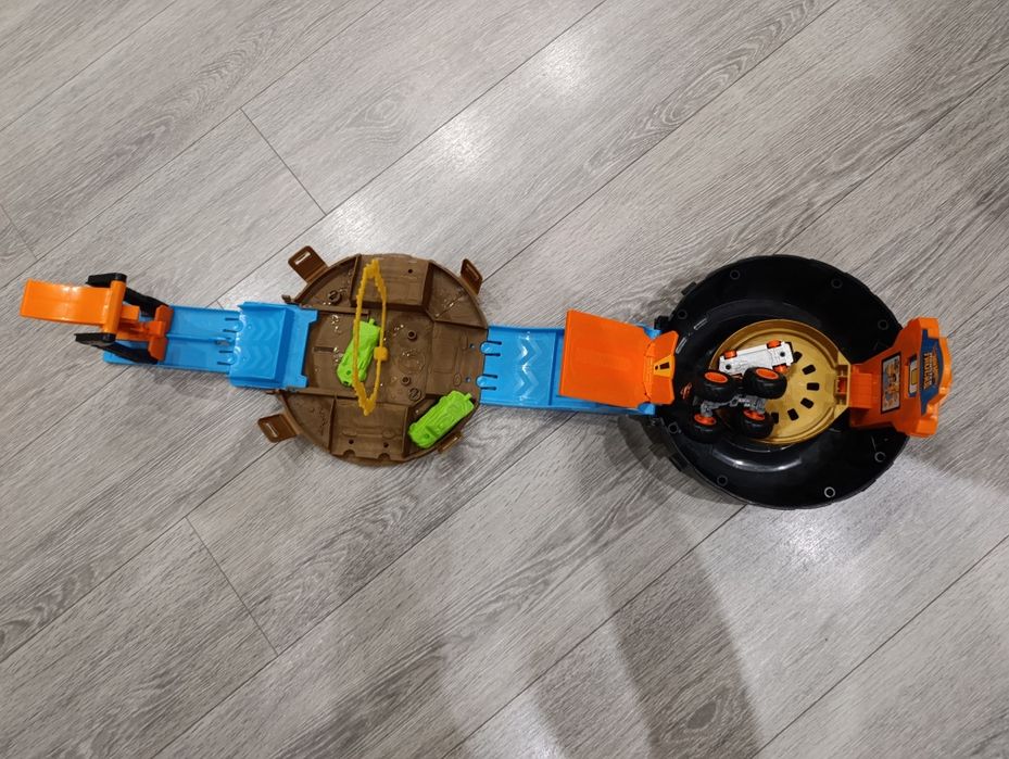 Продам набор Hot Wheels Monster Trucks Stunt Tire