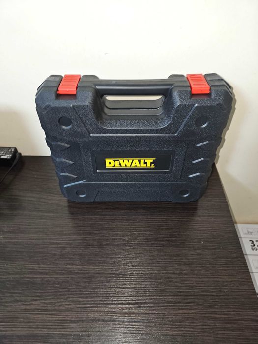 Ударний шуруповерт DeWALT DUKU DCD796  з набором інструментів