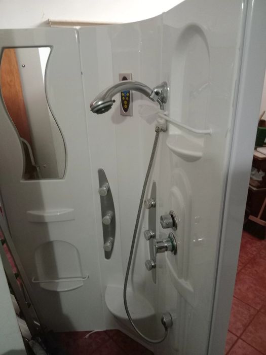 Coluna de duche com três sistemas chuveiros  com rádio