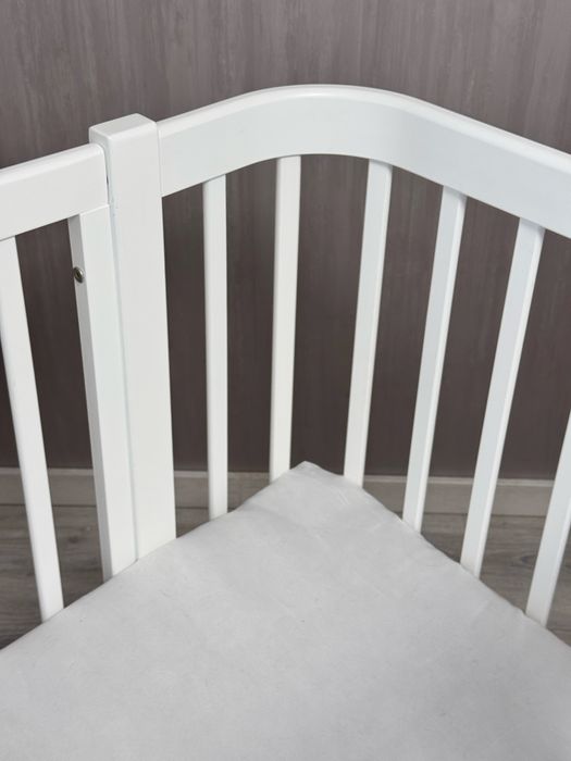 Дитяча колиска з маятником і матрасом