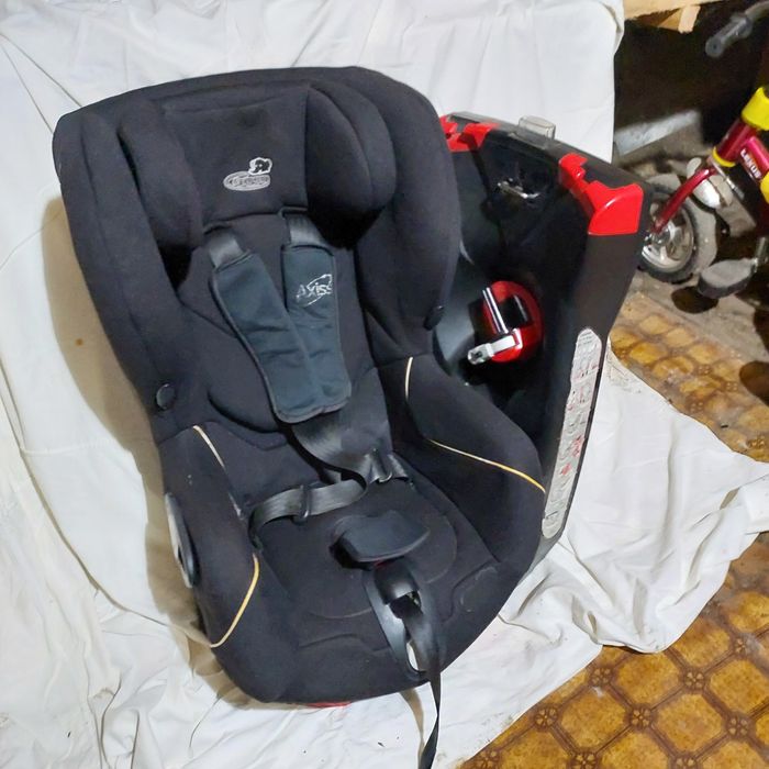 Автокрісло Bebe Confort Axiss поворотне
дітям від 1 до 4 років (9-18 к