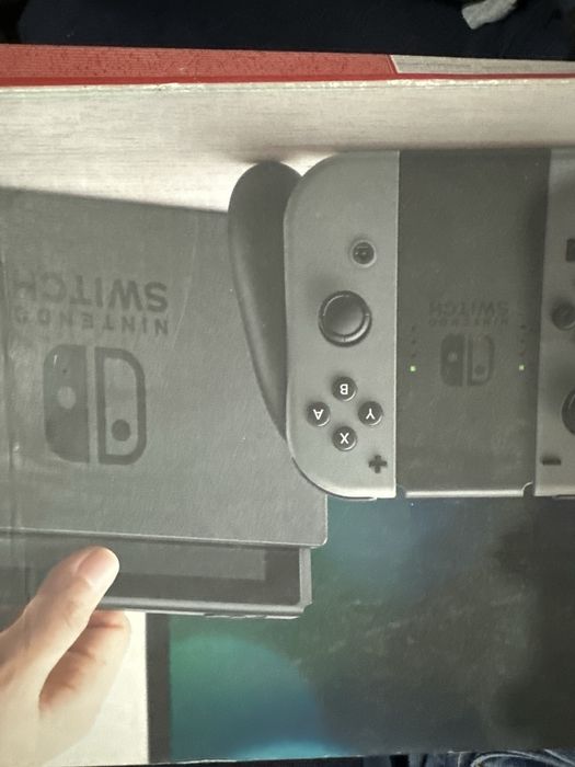 Nitendo switch semi nova pois usei poucas vezes ficou guardado com comando as peças de lado todas tela sem risco botões a funcionar perfeitamente