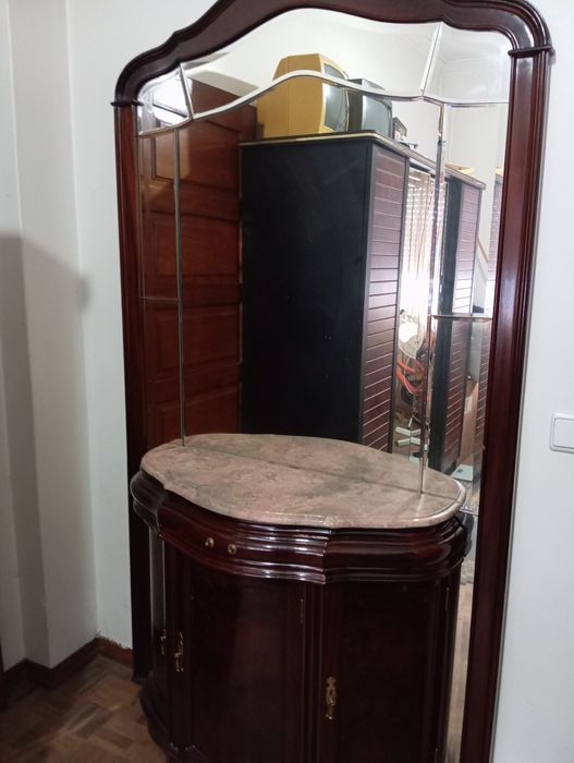Móvel em mogno com espelho grande
