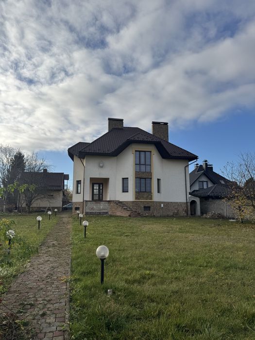 Продаж просторого будинку с. Липини