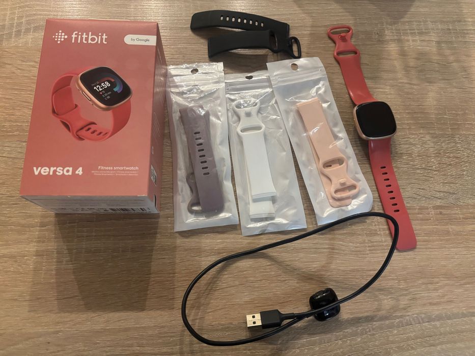 Fitbit Versa 4 smartwatch + cztery dodatkowe kolory pasków