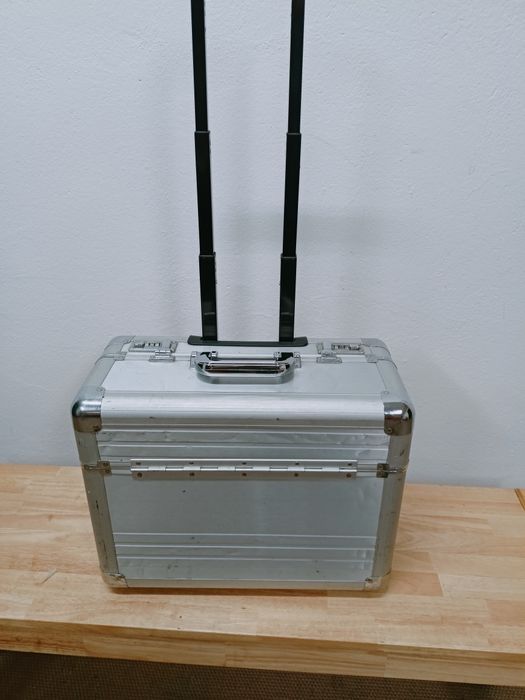 Teczka,walizka aluminiowa na kółkach.