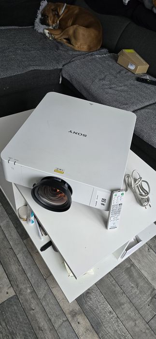 Projektor SONY VPL-FHZ66 plus winda o wartości 4000zl