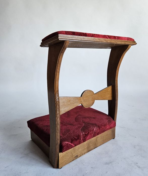 Klęcznik  z welurową tapicerką