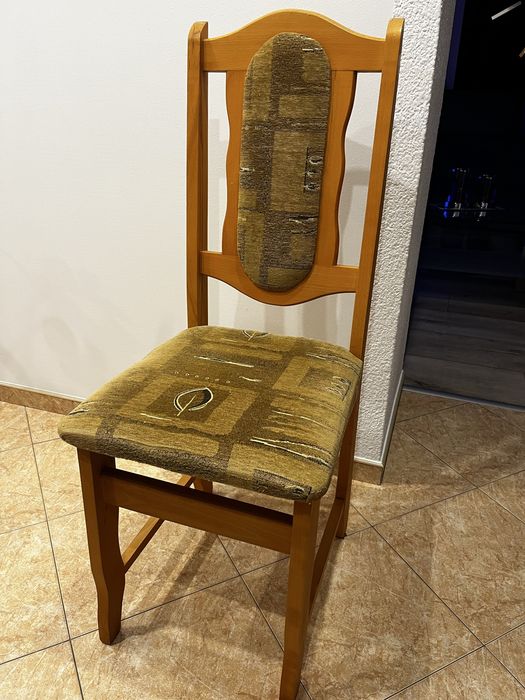 Rozkładany stół z krzesłami