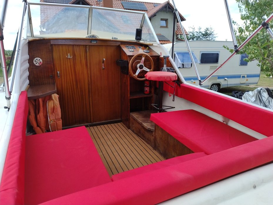 Łódź kabinowa motorowa