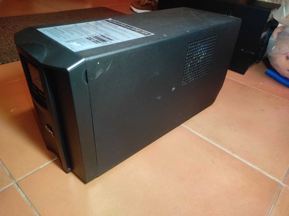 APC Smart-UPS SMT1500i a funcionar, testada com bateria