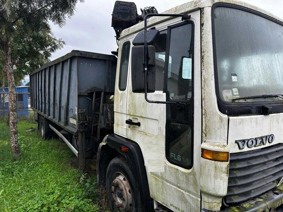 Volvo FL 6 - 14 com grua