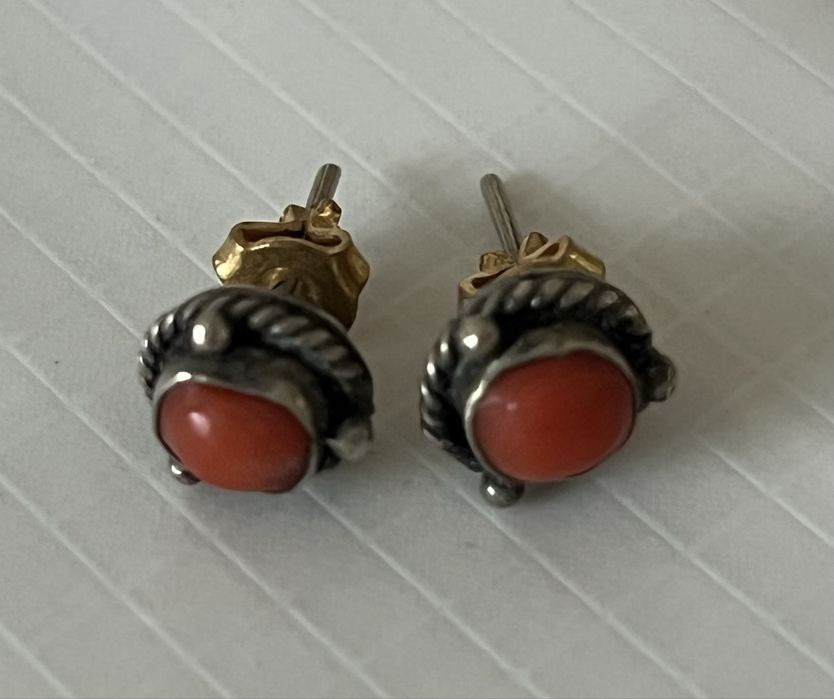 Винтажные серебряные серьги-пусеты с красным кораллом