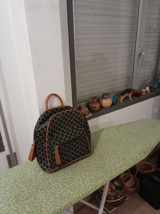 Vendo Mochila de Senhora muito bonita como nova