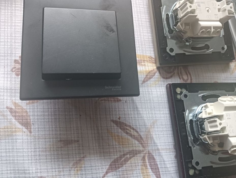 Włączniki do światła i mikrofon