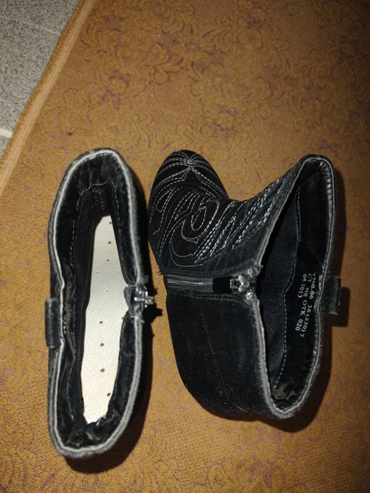 Подарую жіночі чобітки