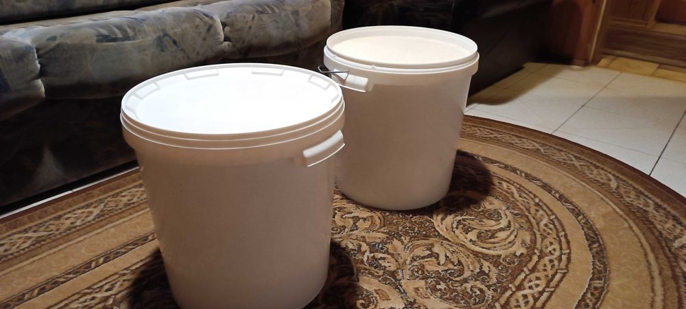 Miód rzepakowy w wiadrach